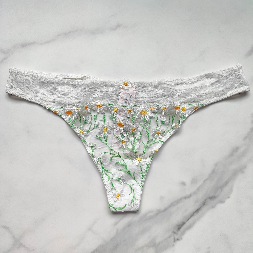 NWT VICTORIA'S SECRET DREAM ANGELS DAISY CHAIN EMBROIDERY THONG PANTY IN WHITE/I